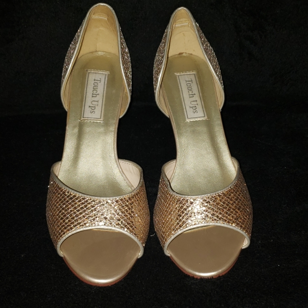 Touch Ups Gold Glitter pump